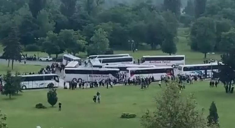 Megtámadták az újságírót, miközben a haladók támogatóit szállító buszokat filmezte