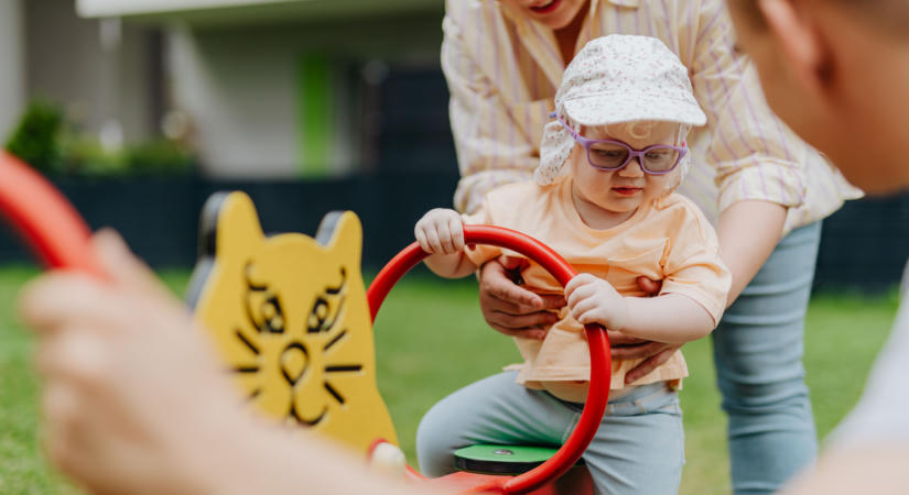 A „mommy brain” mítosz nyomában: Tényleg elbutulnak az anyák gyerekvállalás után?