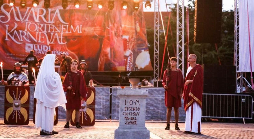 Vasárnap is lüktet a Savaria Karnevál: Co Lee, gladiátorok és tüzes show zárja a négynapos forgatagot