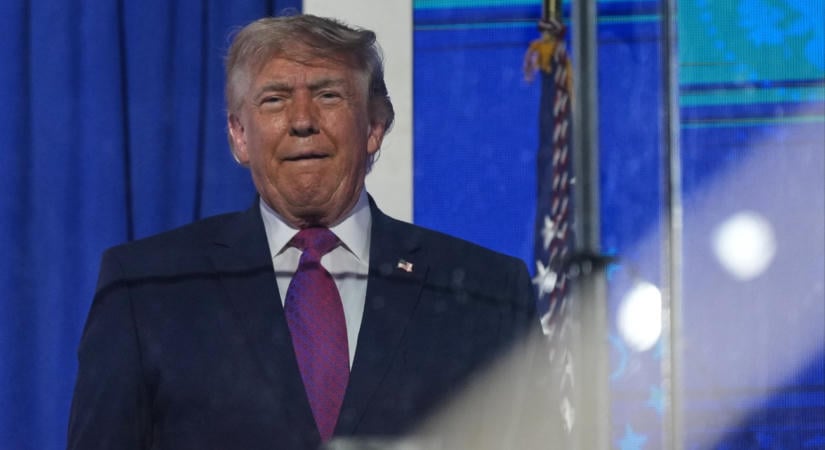 Elképesztő videó – Trump-parókás, géppisztolyos vadludak ünneplik az Ontario-tó amerikai átnevezését