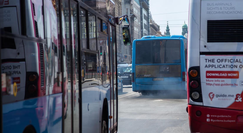 Beszakadt az aszfalt egy BKK-busz alatt a XV. kerületben