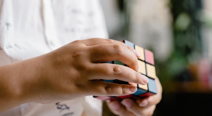 Az egész világ őt csodálja: elképesztő, mit művelt a Rubik-kockával a hatéves kislány – videó