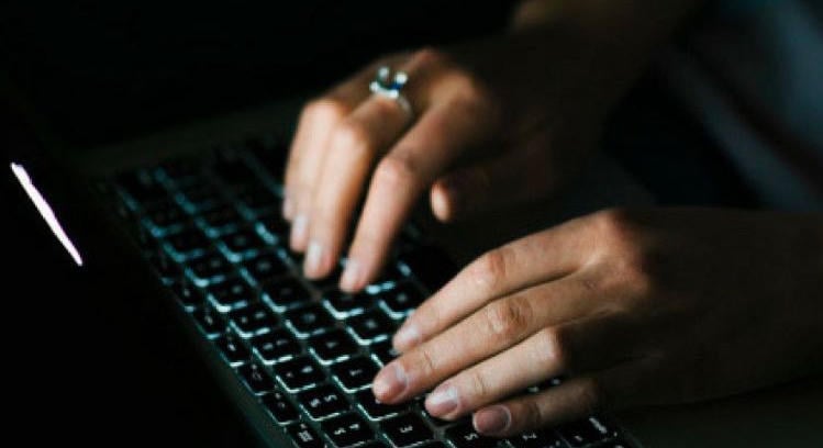 Internetes csalók ellen emeltek vádat Debrecenben