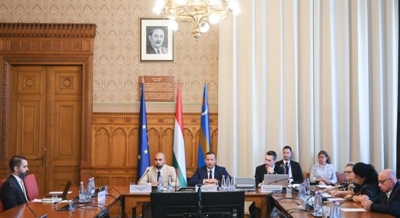 Hat volt igazságügyi minisztert hallgat meg vagy nyilatkoztat a végrehajtási bizottság