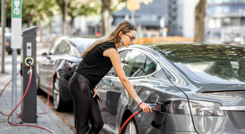 Sokkal gyorsabban csökken az akkumulátorok ára, mint az elektromos autóké