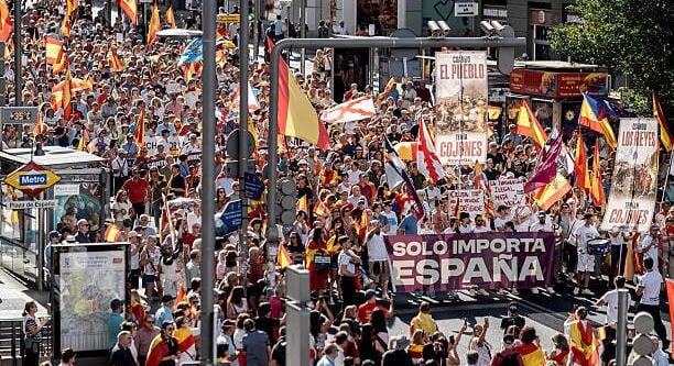 Ezrek tüntettek Madridban a migránsválság miatt, választásokat követelnek
