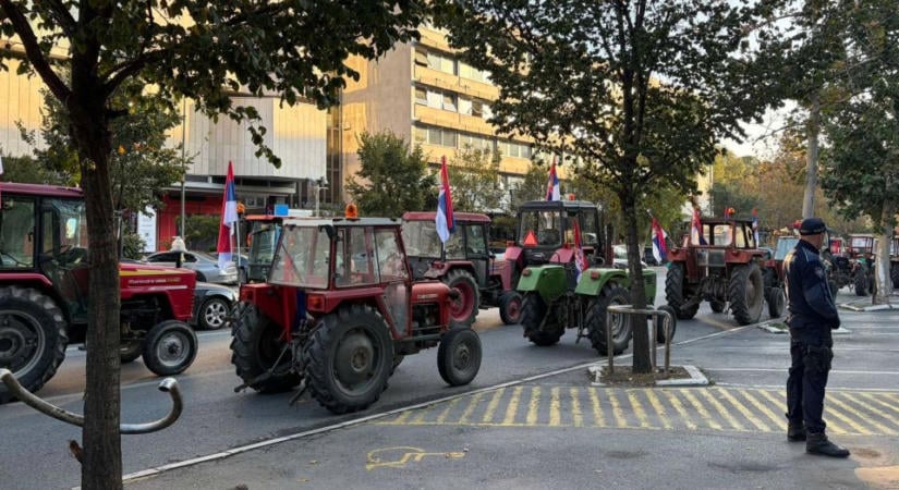 A nagygyűlésre érkező traktorok közlekedési káoszt okoznak Újvidéken