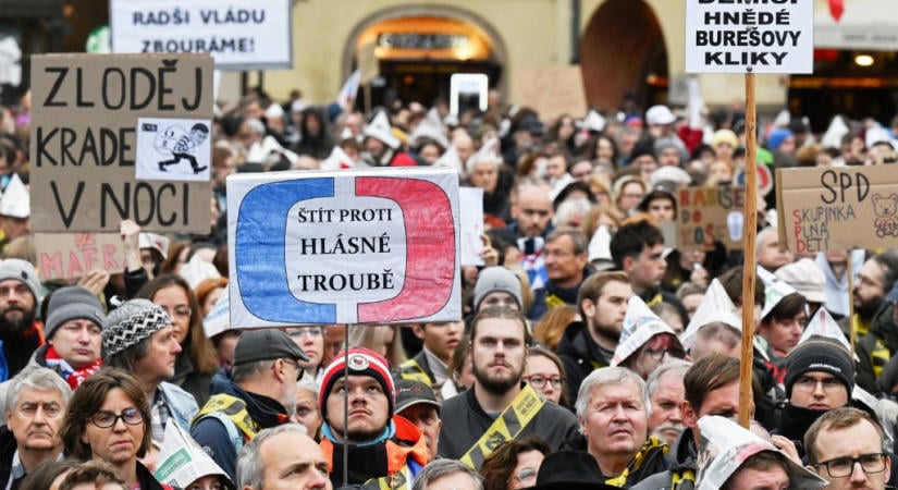 Tízezrek vonultak az utcára Prágában, mert ezután nem közvetlenül a lakosság, hanem az állam finanszírozná a közmédiát