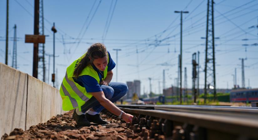 Akár 60-80 percet is késhetnek a vonatok a hegyeshalmi fővonalon