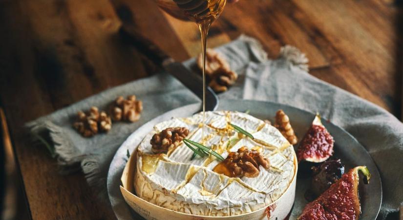 10 perces vacsora-ötlet a magyar TikTok-ról: mézes-chilis camembert recept