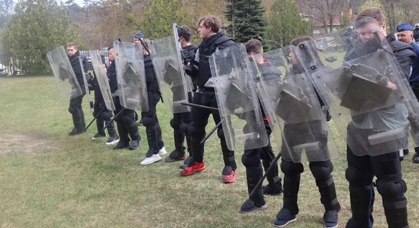 Diákokat „képeztek ki” a rendőrök Tatán - védőfelszerelésbe is bújhattak
