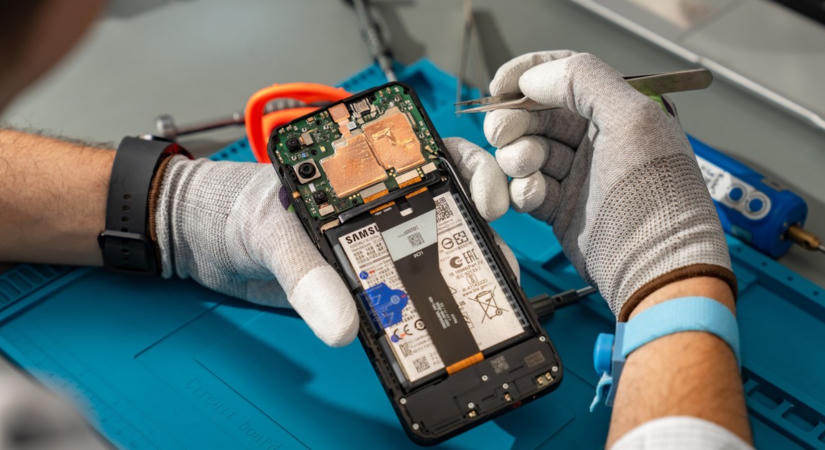 Itt a javításhoz való jog, de a telefonok akkucseréje egy kiskapun mégis kikerülhető