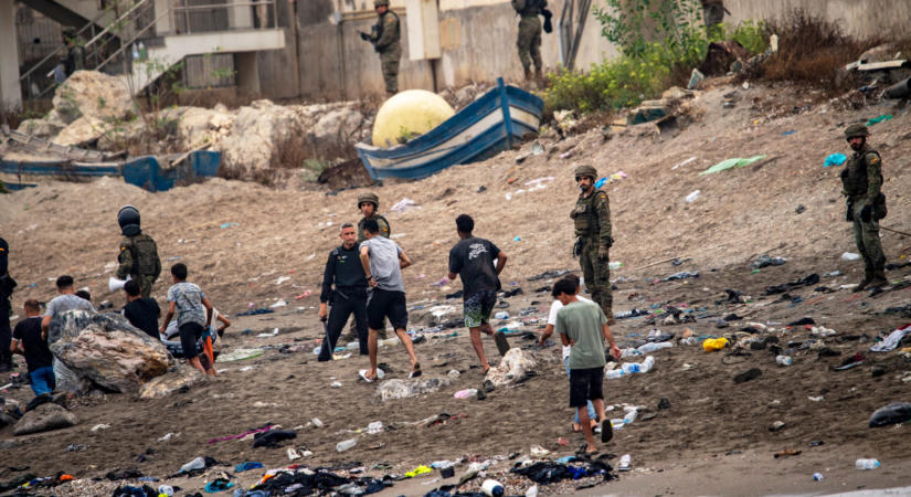 Már 49 ezer migráns jutott be Ceutába – rendkívüli helyzet alakult ki a spanyol enklávéban
