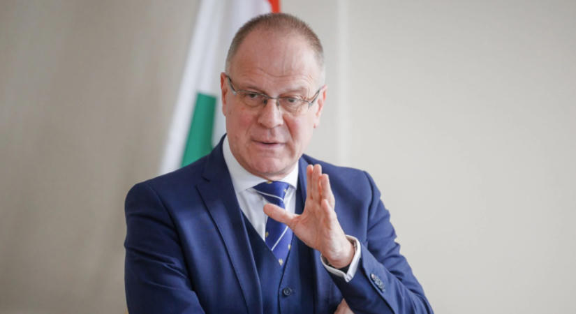 „Akkor Ön is felelős” – Szóváltás pattant ki a Kossuth Rádió első Felkelőjében Navracsics Tibor és a műsorvezető között