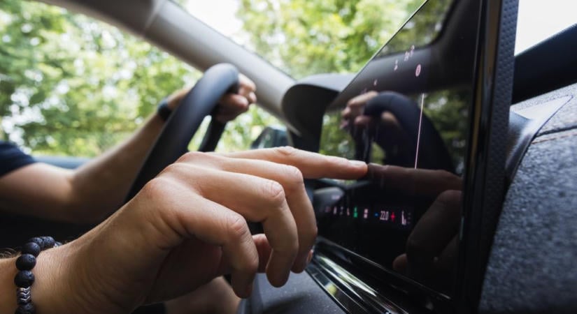 Az infotainment rendszerek az autósok agyára mennek