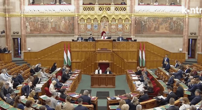ÉLŐ: Szócsata a parlament rendes ülésén