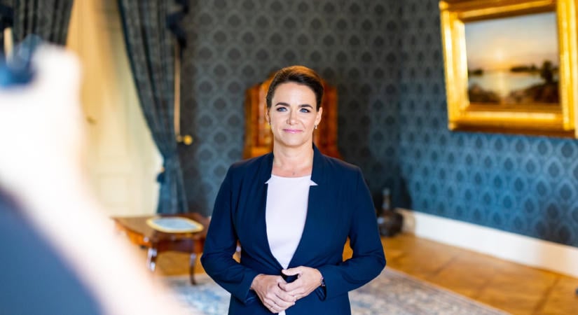 Szegedi rendezvényen bukkant fel Novák Katalin, ahol okos edzőgépet mutatott be