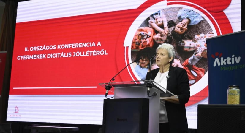 A tudatos oktatást és a példamutatást szorgalmazza a digitális eszközhasználatban a miniszter