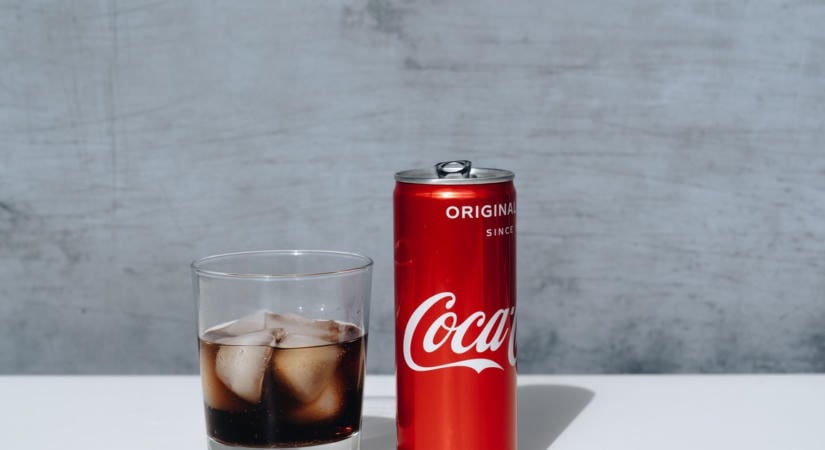 A Coca Cola árán megy a harc Németországban – a Lidl már beletörődött, az Aldi még küzd az emelés ellen