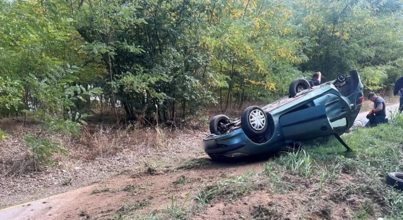 Felborult az autó Szabolcsban, a sofőr a roncs mellett feküdt – fotók a helyszínről