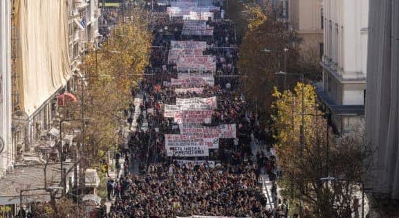 Görögországban iskolások ezrei és diákok tüntettek a franciaországi zavargások közepette