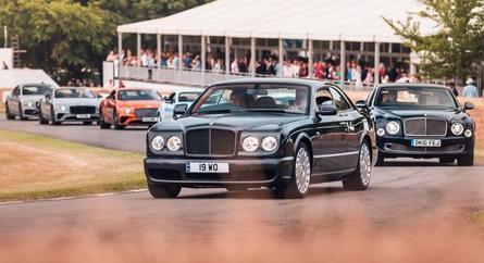Videó: Porschék, Ferrarik, Bugattik másztak hegyre Goodwoodban