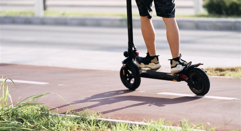 Elektromos rollerrel szenvedett súlyos balesetet egy férfi Hevesben, kritikus az állapota
