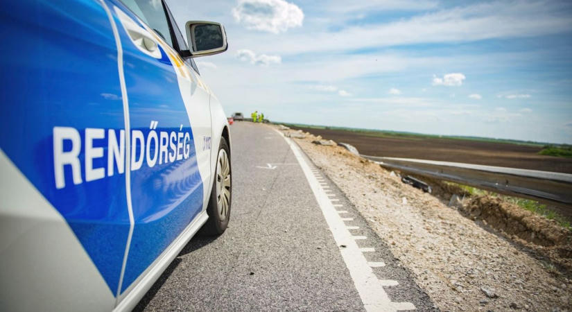 Árokba csapódott egy autó a 84-es főúton