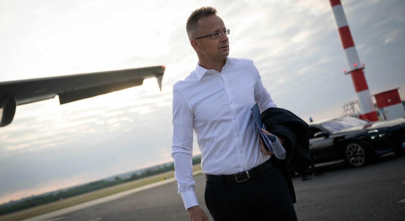 Milliárdokat repültek el Szijjártóék magángépeken – újabb feljelentést tett Orbán Anita