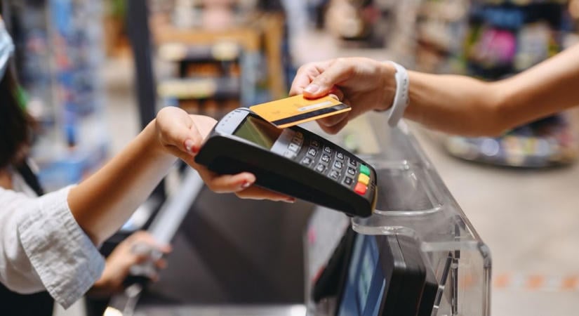 Eltűnőben a készpénz? A magyarok fele már inkább elektronikusan fizet