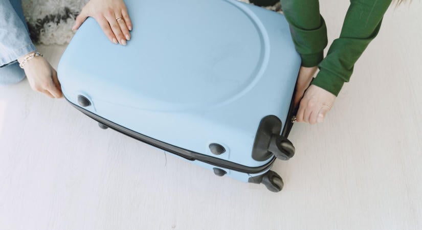 Dohos szagú a bőrönd? Egy zacskó ebből és egy éjszaka alatt elillan