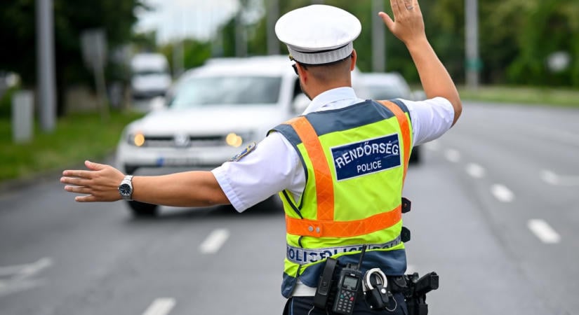 Öveket becsatolni, mobilokat zsebre tenni, lecsap a rendőrség