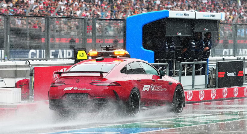 A szakadó eső miatt drasztikus döntés hozott az F1 vezetősége Malajziában – videó