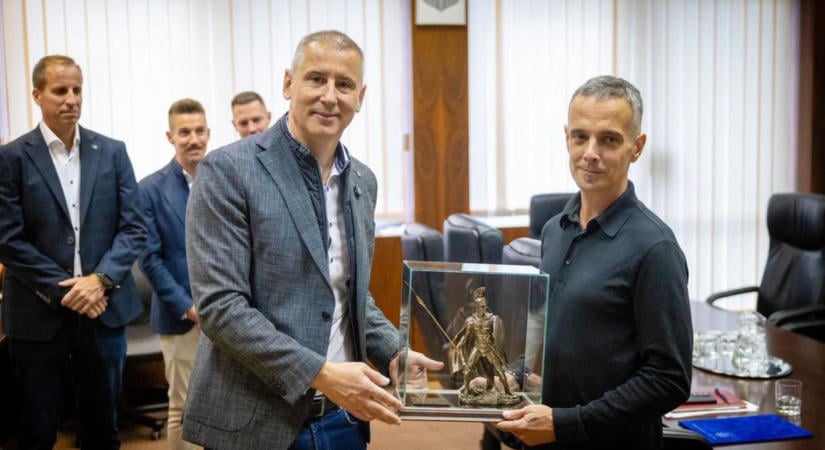 36 órán át futott a szombathelyi tűzoltó, hogy segítsen egy hétgyermekes családon