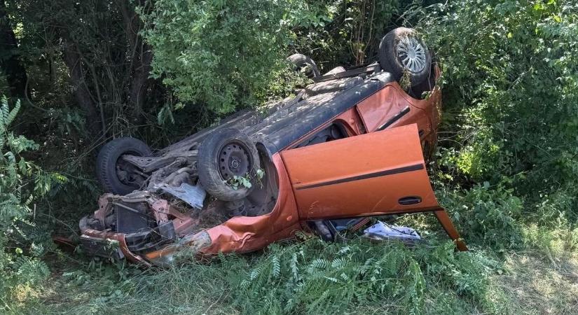 Nagy a baj: felborult egy autó a 6-os főúton Pécs és Szentlőrinc között