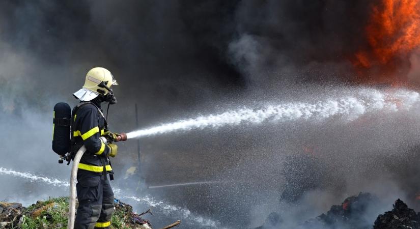 Vastag füst gomolyog Felgyőnél, több városból érkeztek tűzoltók