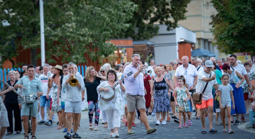 Pezsdítő dallamokkal és vonulással kezdődött meg a 31. Szoboszlói Dixieland Napok – fotókkal, videóval