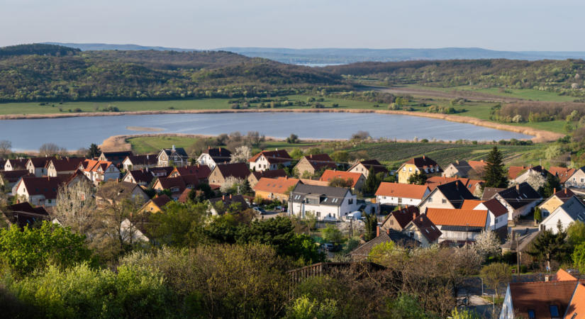 Szinte teljesen eltűntek a külföldiek a Balatonról, mutatjuk, kik vesznek most nyaralót