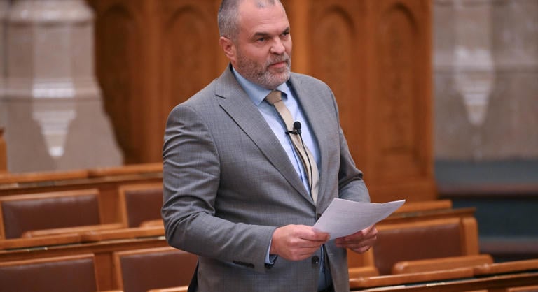 „Szánalmas lettél, és kiábrándító” – nekiment a Tisza Párt képviselője Hadházy Ákosnak