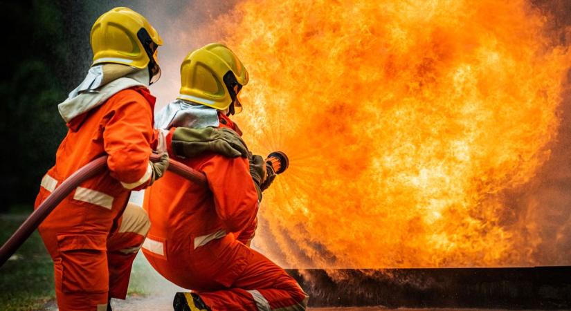 Lángok csaptak fel egy húsüzemben az 53-as főútnál, két gázpalackot is kihoztak