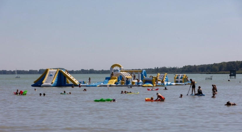 Balaton: zuhanyzás javasolt fürdés után a Keszthelyi-medencében