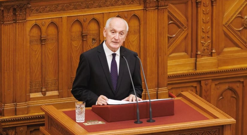 Baka András államfő felszólalásával megkezdődött a parlament plenáris ülése
