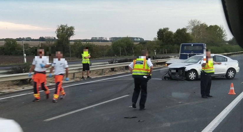 Szalagkorlátnak csapódott egy autó az M3-ason – helyszíni fotókon a baleset