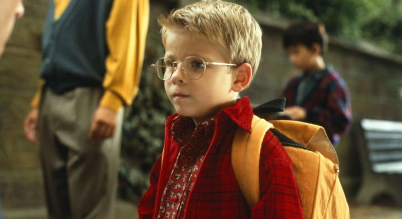 Emlékszel a Stuart Little szemüveges kisfiújára? 35 évesen rá sem lehet ismerni – Fotó