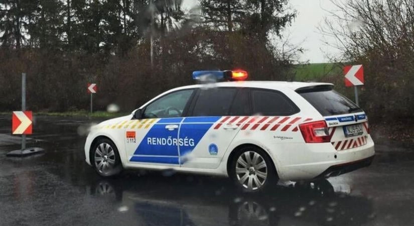 Baleset Borsodban: villanyoszlopnak csapódott egy autó