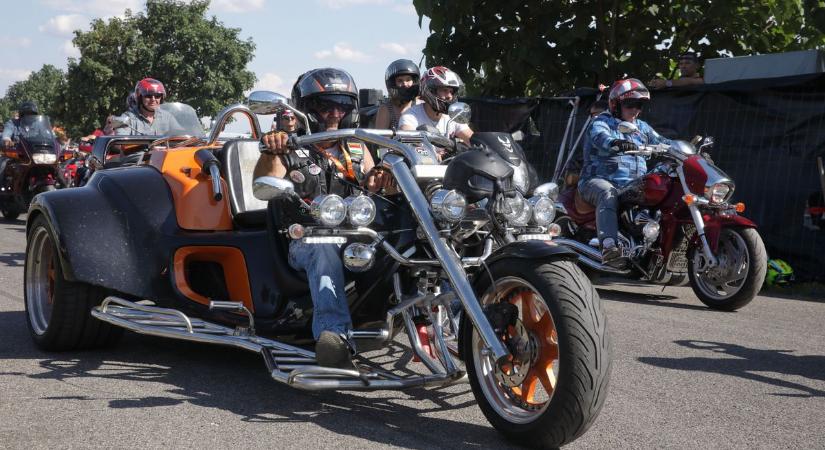 Nem fiatalok, de annak látszódnak – különleges élményt adott a polgárdi motoros találkozó (galéria, videó)