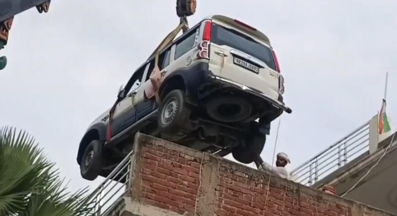 Féltette az új autóját, ezért a háztetőn parkol vele egy indiai férfi