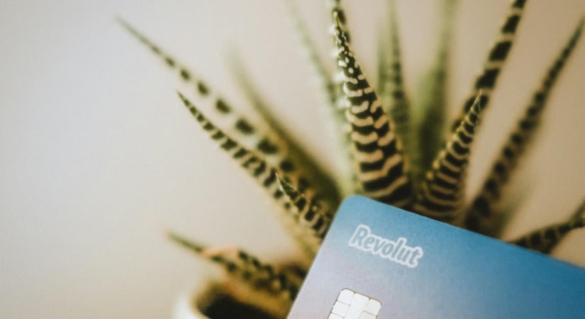 Ennek örülni fognak a magyar Revolut felhasználók: már nem kell fizetni a készpénzfelvételért az Erste automatáinál