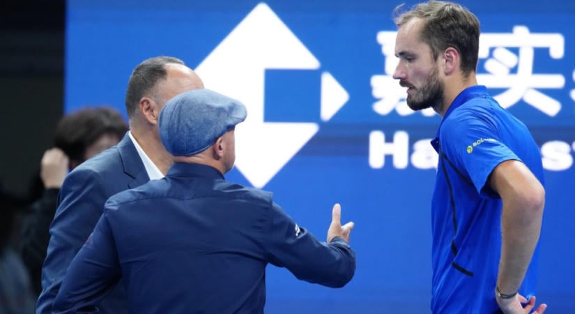 Leléptették a labdával egy nézőt eltaláló Medvegyevet, Djokovic jutott a döntőbe