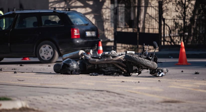 Látta a fehér Opelt? Egy fékezés miatt bukott a motoros Pécsen, most hajsza folyik az autós után